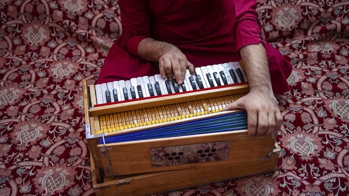 Nasib Musisi di Afghanistan Usai Sebulan Taliban Berkuasa Suara musik kian tenggelam di tengah hiruk pikuk aktivitas di Afghanistan. Pasalnya tak sedikit musisi yang takut untuk berkarya karena Taliban melarang musik.