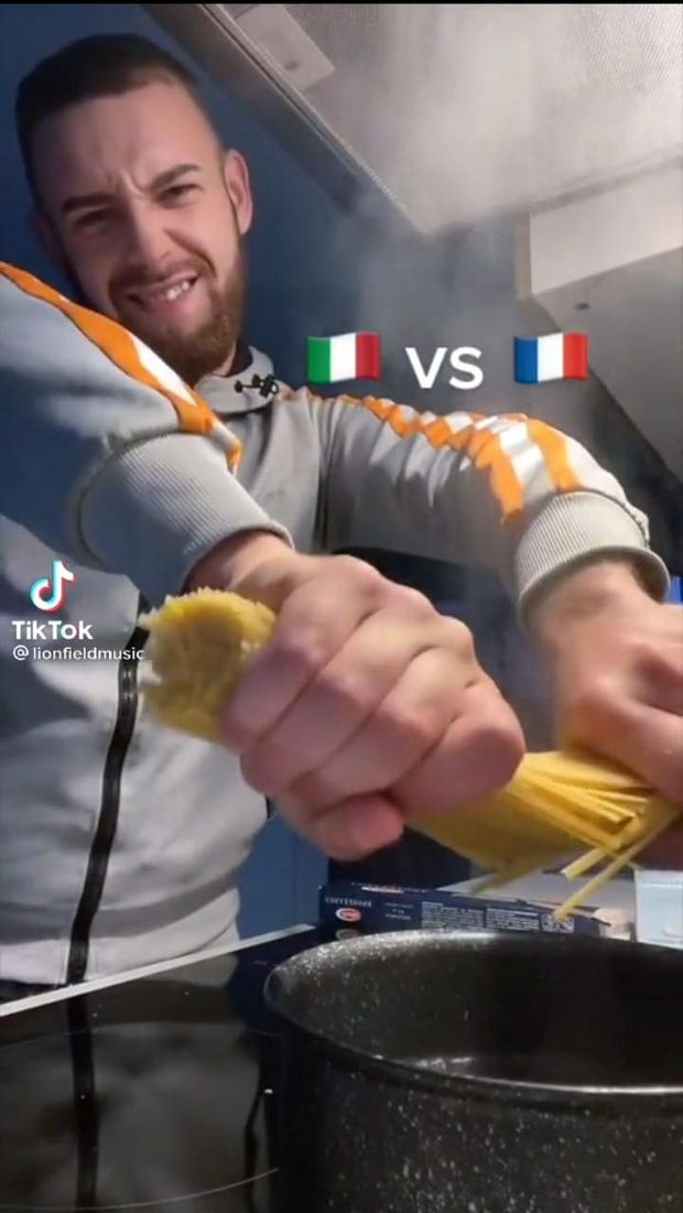 Kesal Lihat Spaghetti Dipatahkan, Bule Italia 'Balas Dendam' Bekukan Croissant
