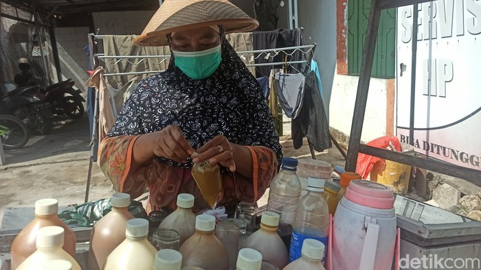 Omzet penjual jamu di masa pandemi Laris Manis Saat Pandemi, Omzet Penjual Jamu Keliling Ini Naik 75 Persen!