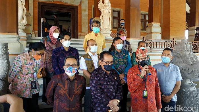 Kemenparekraf menyiapkan paket wisata vaksin booster dan staycation bagi tenaga kesehatan (nakes) di Bali. Berbagai paket ini disiapkan sebagai bagian dari uji coba pembukaan Bali untuk wisatawan mancanegara (wisman).