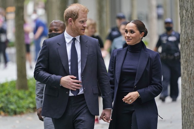 Saat masih berpacaran, Pangeran Harry rela mengubah arah penerbangannya agar bisa kencan dengan Meghan Markle. Kala ituu Pangeran Harry berada di Kepulauan Karibia dan berinat kembali ke Inggris. Tapi kemudian dia mengubah penerbangannya ke Kanada, di mana Meghan tinggal pada saat itu. Foto: AP/Seth Wenig