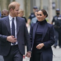 Saat masih berpacaran, Pangeran Harry rela mengubah arah penerbangannya agar bisa kencan dengan Meghan Markle. Kala ituu Pangeran Harry berada di Kepulauan Karibia dan berinat kembali ke Inggris. Tapi kemudian dia mengubah penerbangannya ke Kanada, di mana Meghan tinggal pada saat itu. Foto: AP/Seth Wenig