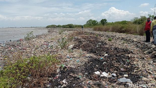 Pantai Kesenden Cirebon Dipenuhi Sampah