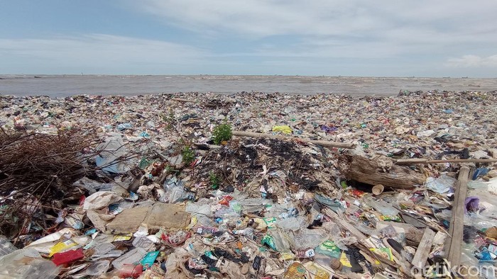 Pantai Kesenden Cirebon Dipenuhi Sampah