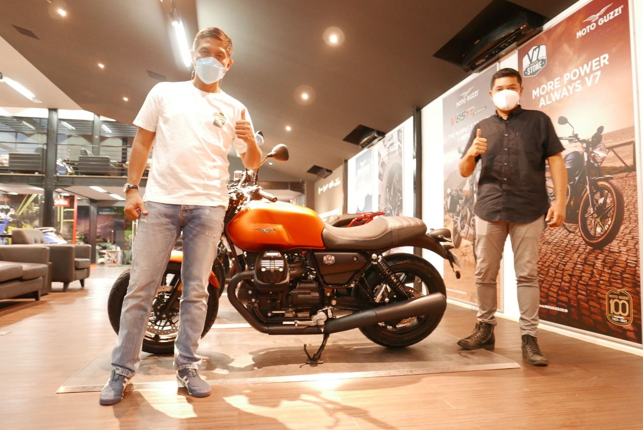 Pembeli pertama Moto Guzzi New V7 Stone di Indonesia