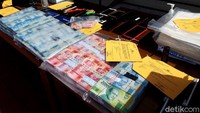 Kapolres Boyolali, AKBP Morry Ermond menjelaskan kasus ini terungkap dari adanya informasi peredaran uang palsu di wilayah Kecamatan Mojosongo, Boyolali. Peredaran uang palsu ini termonitor sejak April-Mei 2021 lalu.