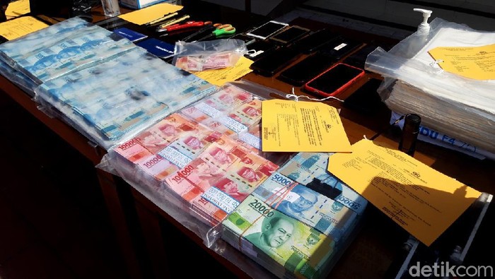 Polisi menggerebek rumah yang dijadikan tempat produksi uang palsu di Boyolali. Uang palsu senilai nyaris setengah miliar disita dari penggerebekan itu.