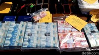 Kapolres Boyolali, AKBP Morry Ermond menerangkan, dalam pengungkapan ini pihaknya menyita uang palsu sebanyak 8.516 lembar pecahan Rp 100.000, Rp 50.000 dan Rp 20.000. Rinciannya uang pecahan Rp 100 ribu emisi 2016 sejumlah 1.605 lembar senilai Rp 160,5 juta. Kemudian pecahan Rp 50 ribu emisi 2016 sebanyak 6.577 lembar senilai Rp 328.850.000 dan pecahan Rp 20 ribu emisi 2016 sebanyak 334 lembar senilai Rp 6.680.000.