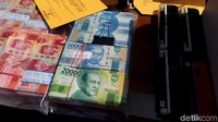 Selain itu, polisi juga menyita sejumlah alat untuk mencetak di antaranya komputer untuk desain uang, printer, alat sablon, tinta, money detector, gunting, cutter, kertas alumunium foil, mesin pres laminating, kertas dupon dengan hologram uang Rp 100.000. Lalu kertas HVS, buku rekapan, sejumlah hand phone dan lainnya.