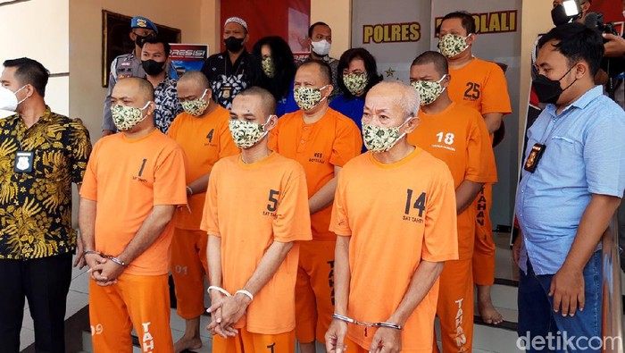 Penampakan Uang Palsu Nyaris Setengah Miliar yang Disita di Boyolali Polisi menggerebek rumah yang dijadikan tempat produksi uang palsu di Boyolali. Uang palsu senilai nyaris setengah miliar disita dari penggerebekan itu.