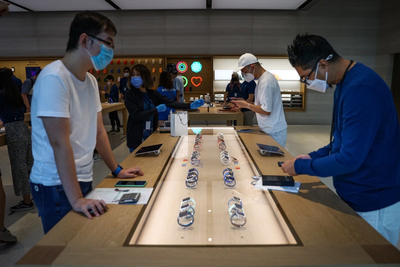 SINGAPORE, SINGAPORE - SEPTEMBER 24: People try out newly released products at the Apple Store in Orchard Road on September 24, 2021 in Singapore. Apple announced September 14 the release of four variants of its latest iPhone 13, alongside other upgrades to its product lineup. (Photo by Feline Lim/Getty Images)
