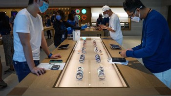 Namun Apple belum menjual jam pintar barunya itu. Foto: Feline Lim/Getty Images