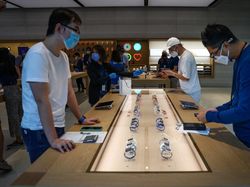 Penjualan Perdana iPhone 13 Diserbu Apple Fanboy Singapura