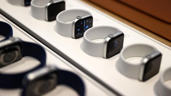 Apple Orchard turut memajang Apple Watch 7. Foto: Feline Lim/Getty Images