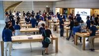 SINGAPORE, SINGAPORE - SEPTEMBER 24: People try out newly released products at the Apple Store in Orchard Road on September 24, 2021 in Singapore. Apple announced September 14 the release of four variants of its latest iPhone 13, alongside other upgrades to its product lineup. (Photo by Feline Lim/Getty Images)