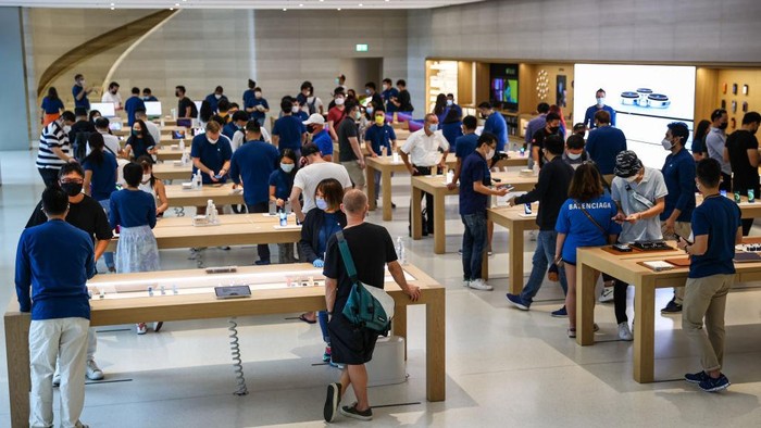 SINGAPORE, SINGAPORE - SEPTEMBER 24: People try out newly released products at the Apple Store in Orchard Road on September 24, 2021 in Singapore. Apple announced September 14 the release of four variants of its latest iPhone 13, alongside other upgrades to its product lineup. (Photo by Feline Lim/Getty Images)