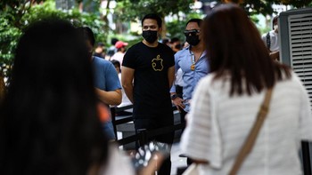 Apple Orchard membuka anteran sedari pagi. Foto: Feline Lim/Getty Images