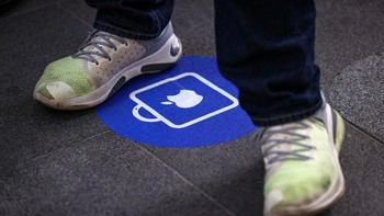 Apple memberi tanda untuk pengunjung tetap jaga jarak selama antrean. Foto: Feline Lim/Getty Images