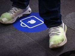 Penjualan Perdana iPhone 13 Diserbu Apple Fanboy Singapura