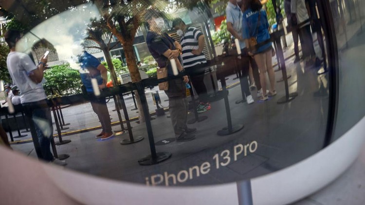 Penjualan iPhone 13 di Singapura People wait in line to purchase newly released products at the Apple Store in Orchard Road on September 24, 2021 in Singapore. Apple announced September 14 the release of four variants of its latest iPhone 13, alongside other upgrades to its product lineup. (Photo by Feline Lim/Getty Images)