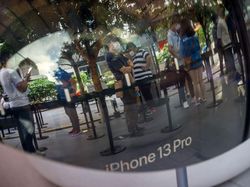 Penjualan Perdana iPhone 13 Diserbu Apple Fanboy Singapura