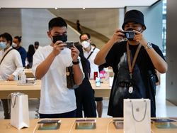 Penjualan Perdana iPhone 13 Diserbu Apple Fanboy Singapura