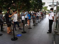 Penjualan Perdana iPhone 13 Diserbu Apple Fanboy Singapura