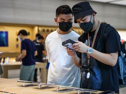 Penjualan Perdana iPhone 13 Diserbu Apple Fanboy Singapura