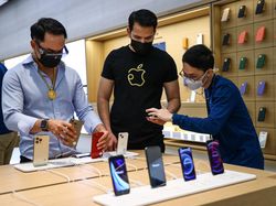 Penjualan Perdana iPhone 13 Diserbu Apple Fanboy Singapura