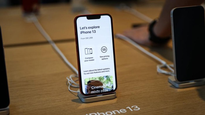 People wait in line to purchase newly released products at the Apple Store in Orchard Road on September 24, 2021 in Singapore. Apple announced September 14 the release of four variants of its latest iPhone 13, alongside other upgrades to its product lineup. (Photo by Feline Lim/Getty Images)