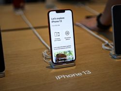 Penjualan Perdana iPhone 13 Diserbu Apple Fanboy Singapura