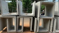 Sejumlah bahan bangunan tampak berada di area perbaikan drainase atau saluran air di Jalan Inspeksi Kalimalang.