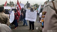 Massa yang melakukan aksi merupakan gabungan dari anggota Gerakan Mahasiswa Nasional Indonesia (GMNI) Blitar, Konsorsium Pembaharuan Agraria (KPA), dan Paguyuban Petani Aryo Blitar (PPAB). Massa membentangkan kertas berisi kritikan kapitalisasi korporasi yang merenggut hak-hak petani Blitar.