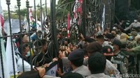 Dalam aksi ini, massa menyampaikan tujuh tuntutan. Di antaranya, jalankan Reforma Agraria Sejati Yang berkeadilan bukan memihak pada kapitalisme. Hentikan Kriminalisasi Petani. Beri perlindungan terhadap masyarakat/petani yang menjadi Lokasi Prioritas Reforma Agraria sesuai surat kantor staf presiden nomor B-21/KSK/03/2021 tentang permohonan perlindungan terhadap lokasi prioritas refoma agraria. Sempat terjadi aksi saling dorong di gerbang Kankab Blitar. Karena massa ingin menemui Bupati Blitar. Namun aksi ini hanya berlangsung sesaat, setelah beberapa kepala OPD keluar dan menemui mereka.