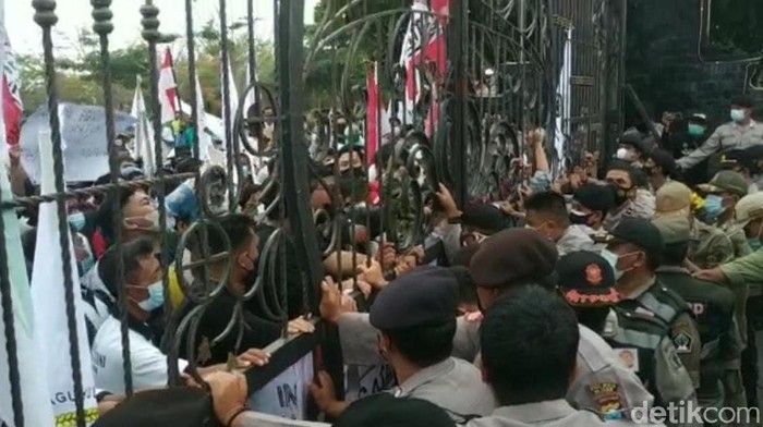 Peringati Hari Tani Nasional, Kantor Pemkab Blitar Digeruduk Massa Peringatan Hari Tani Nasional di Blitar diwarnai demo. Kantor Pemkab Blitar ramai didatangi massa yang tuntut bupati segera selesaikan konflik agraria di Blitar