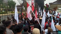 Massa aksi melakukan orasi secara bergantian dan menyanyikan lagu-lagu perlawanan. Mereka juga menggelar teatrikal dengan menampilkan dua Barongan sebagai simbol pemerintah atau kekuasaan. Dan petani sebagai obyek praktik penindasan.