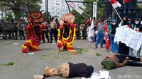 Dalam aksi unjuk rasa tersebut, massa menuntut bupati selaku ketua Tim Gugus Tugas Reforma Agraria segera menindaklanjuti dan menyelesaikan konflik agraria yang terjadi di Blitar.