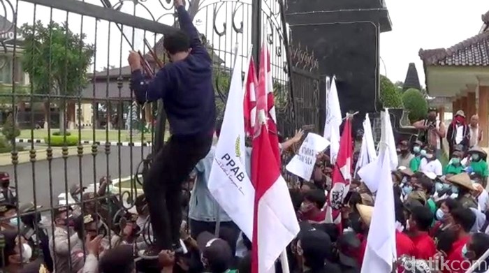 Peringatan Hari Tani Nasional di Blitar diwarnai demo. Kantor Pemkab Blitar ramai didatangi massa yang tuntut bupati segera selesaikan konflik agraria di Blitar