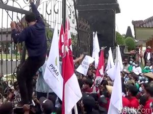 Peringati Hari Tani Nasional, Kantor Pemkab Blitar Digeruduk Massa