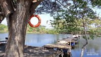 Bukan hanya menikmati makanan, memancing juga bisa dilakukan di sini.
