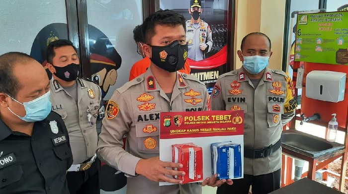 Polisi tangkap tukang tambal ban yang tebar ranjau paku di Jl Gatsu