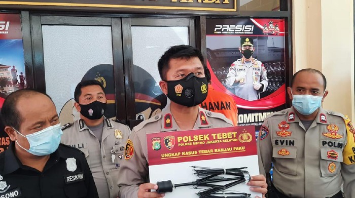 Polisi tangkap tukang tambal ban yang tebar ranjau paku di Jl Gatsu