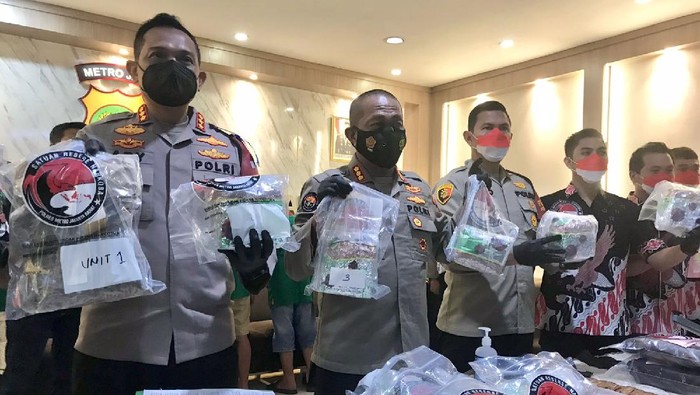 Polres Jakbar tangkap 8 kurir narkoba, sita barang bukti senilai Rp 22,5 miliar