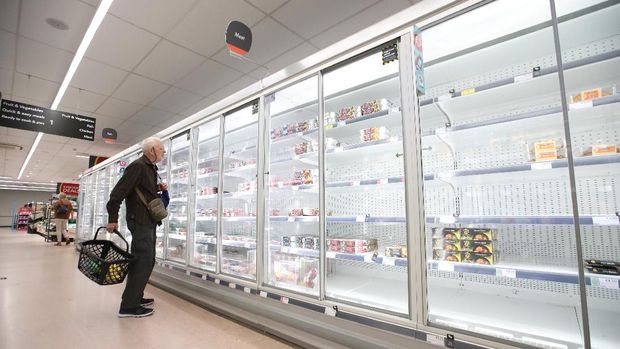 A shopper looks at produce and empty shelves of the meat aisle in Co-Op supermarket, Harpenden, Britain, September 22, 2021.  REUTERS/Peter Cziborra
