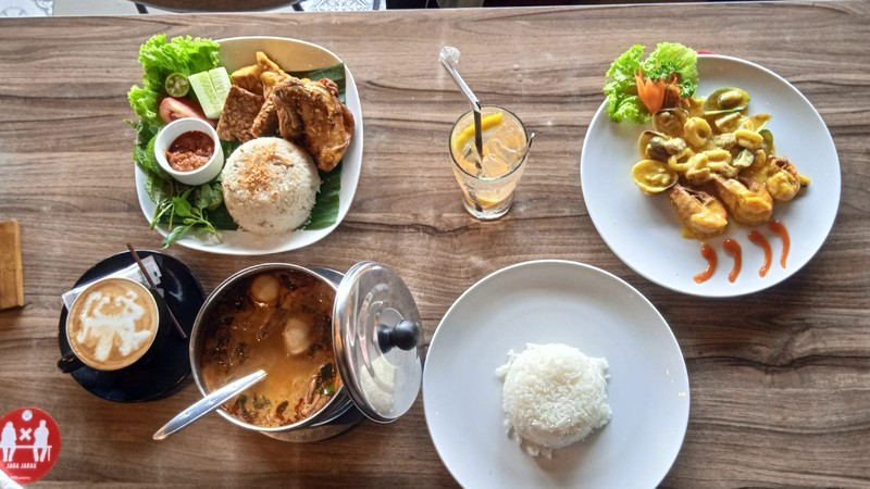 Review Kopi Tubing Kopi Tubing: Sejuknya Ngopi dan Liwetan di Tengah Sawah dengan Suasana Pegunungan Asri