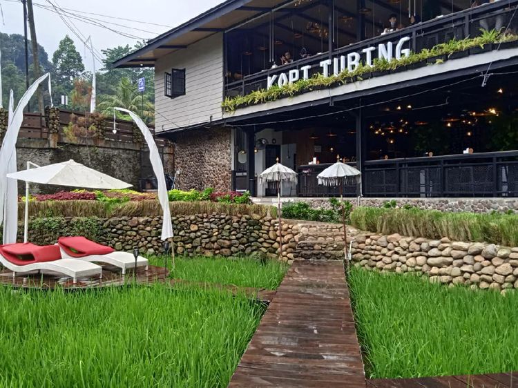 Di Kopi Tubing Bisa Ngeliwet di Tengah Sawah dan Pegunungan Sejuk