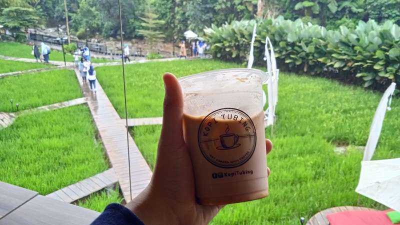Review Kopi Tubing Kopi Tubing: Sejuknya Ngopi dan Liwetan di Tengah Sawah dengan Suasana Pegunungan Asri