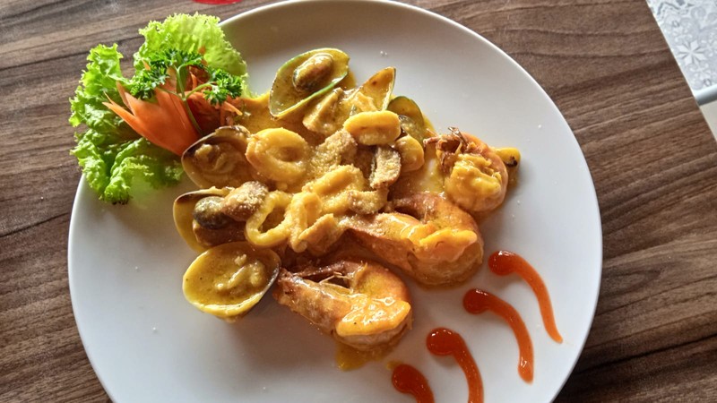 Review Kopi Tubing Kopi Tubing: Sejuknya Ngopi dan Liwetan di Tengah Sawah dengan Suasana Pegunungan Asri