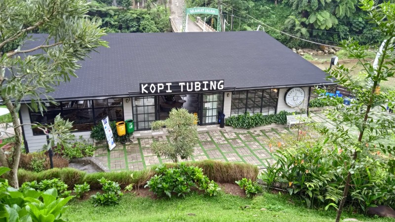 Review Kopi Tubing Kopi Tubing: Sejuknya Ngopi dan Liwetan di Tengah Sawah dengan Suasana Pegunungan Asri