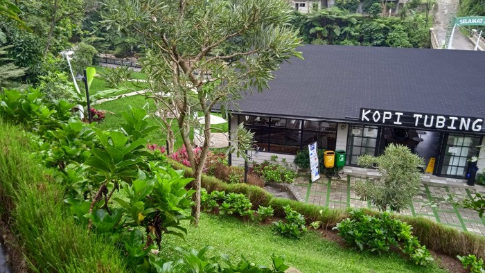 Review Kopi Tubing Kopi Tubing: Sejuknya Ngopi dan Liwetan di Tengah Sawah dengan Suasana Pegunungan Asri